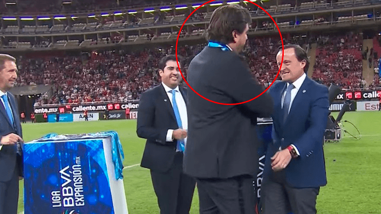 Amaury Vergara es abucheado al recibir medalla de campeón con Tapatío