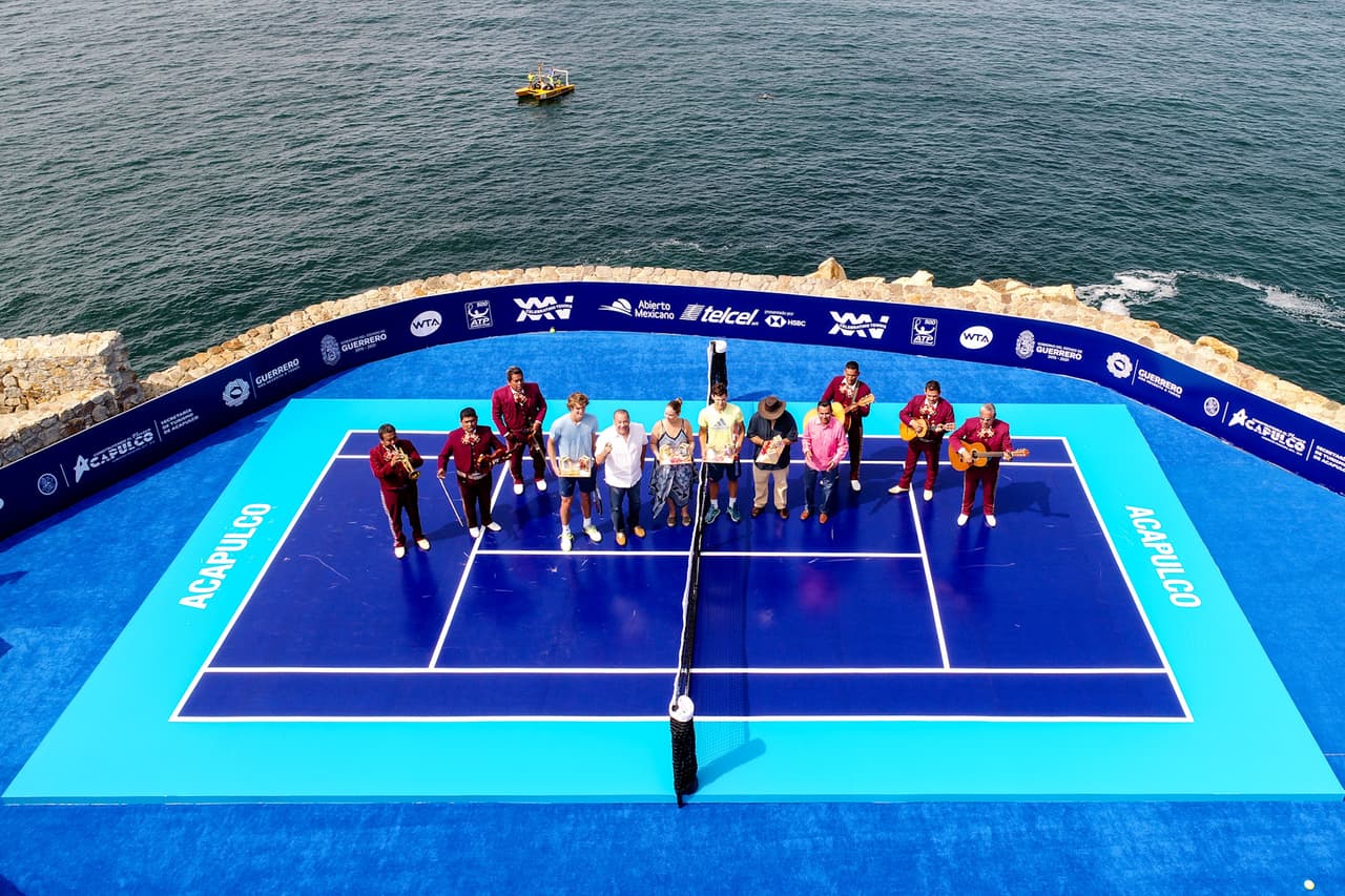 El alemán Alexander Zverev y el austriaco Dominic Thiem llegaron en helicóptero a un acantilado de Acapulco, cercano a la popular zona de La Quebrada, donde jugaron un partidito de exhibición y fueron recibidos con mariachis por el director del torneo, Raúl Zurutuza, horas antes del inicio de actividades del cuadro principal.