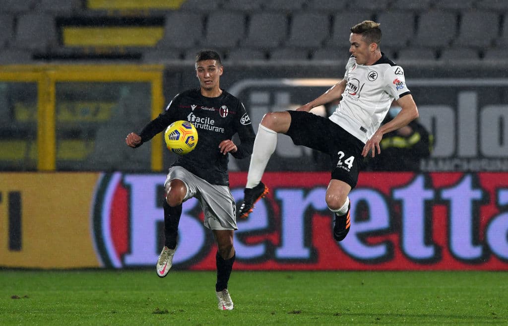 Nzola (19’, 63’) marcó doblete en el empate entre Spezia y Bolonia. Domínguez (72’) y Barrow (90+2’) rescataron el resultado.