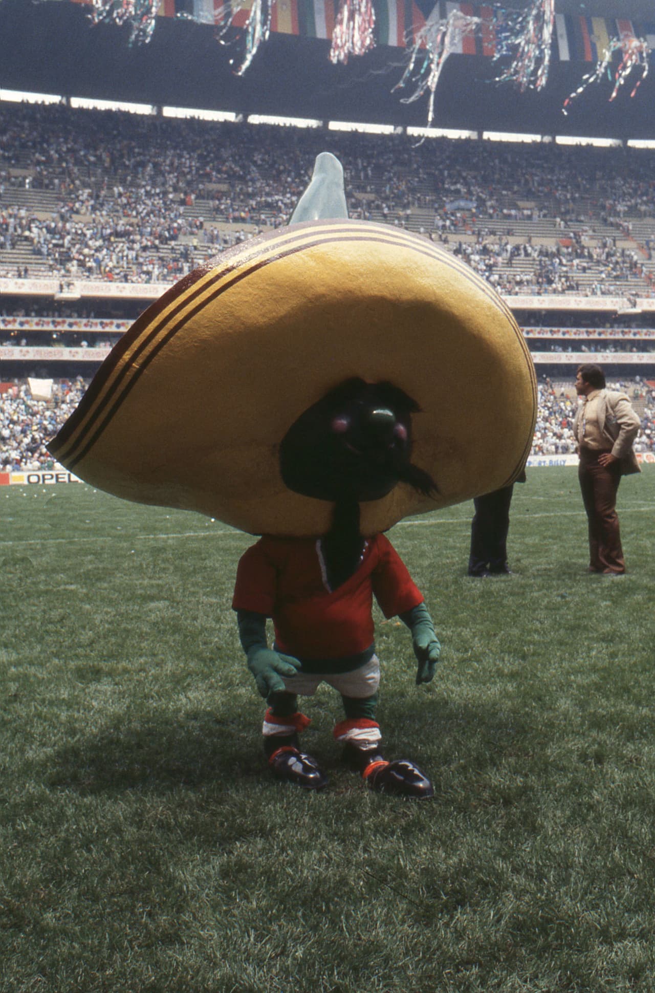 <b>Pique - México 86</b>
<br>Para su segunda vez como anfitrión, México optó por tener a un chile jalapeño como mascota. Tenía un largo bigote mexicano y sus colores representativos.