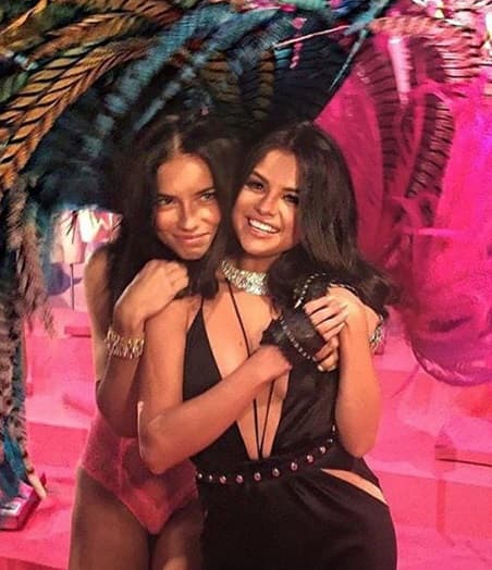 OMG! Ninguno imaginaba que 'Sel', en parte, sufría por dentro al verse rodeada de esbeltos angelitos. Pero ¿qué pasa con ella? Por supuesto, está igual de hermosa que las bellas modelos, pero aseguró que esa noche "se sintió muy baja".