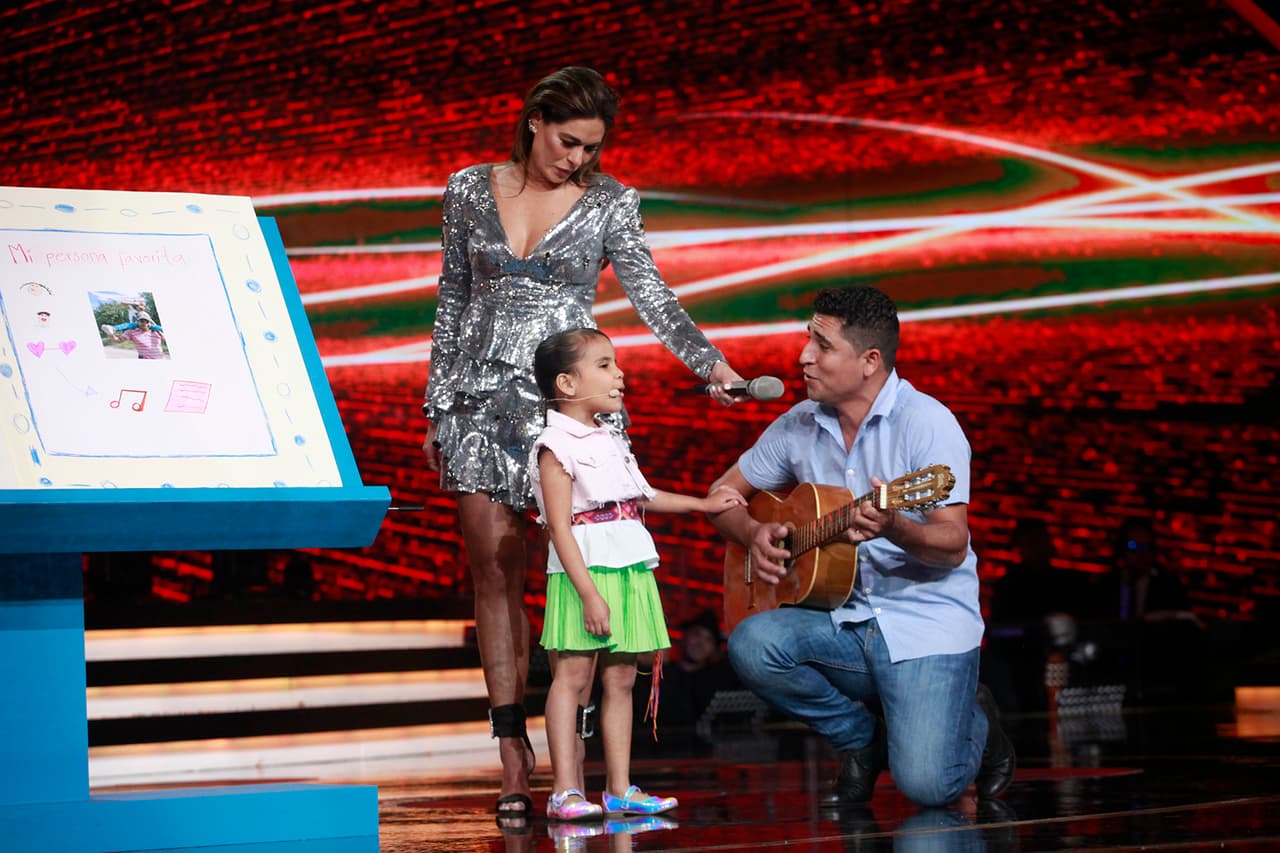 'Beba' y Renato empezaron a cantar: "Ella quiere despertar con besos, quiere que la abracen, quiere que la amen. Yo soy su bebé".