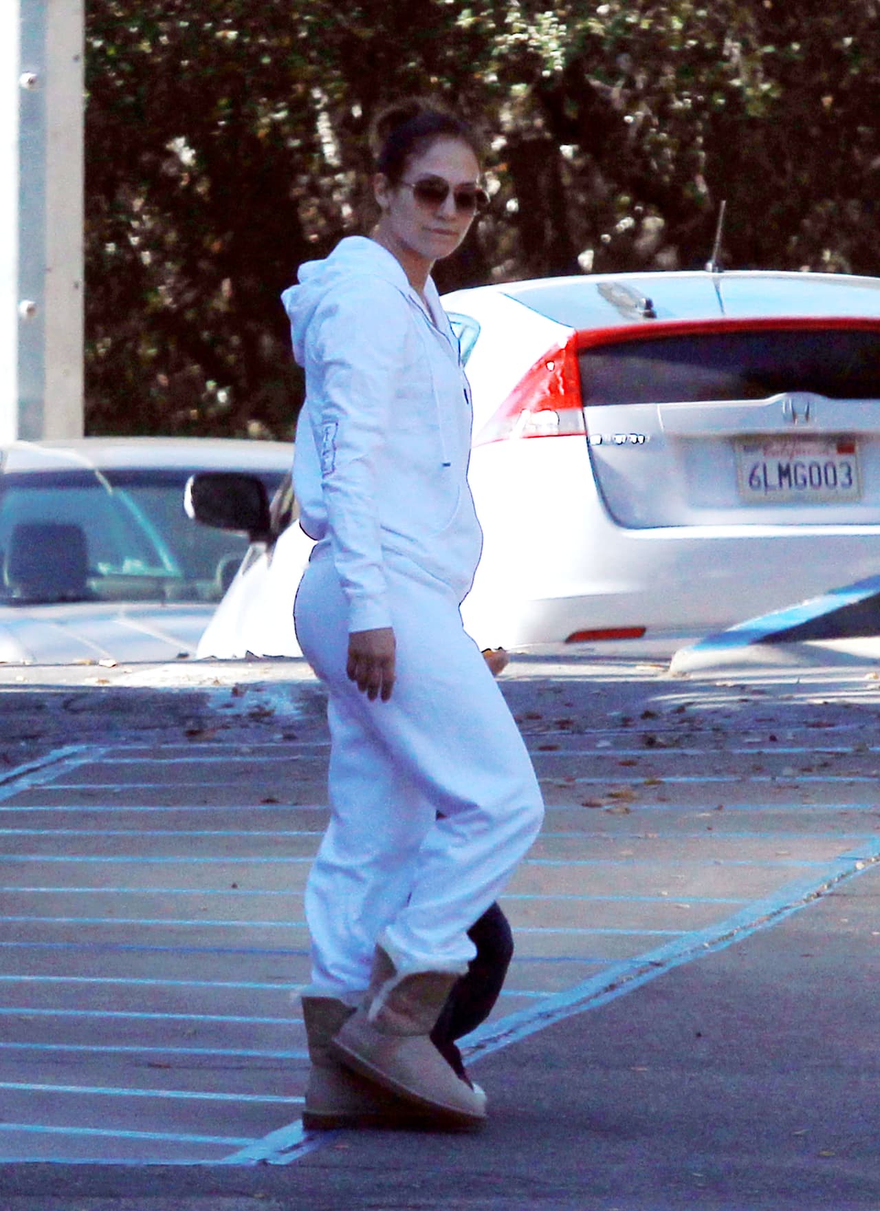 Estos sweatpants en blanco tambipen hicieron lucir a Jenni bastante linda.