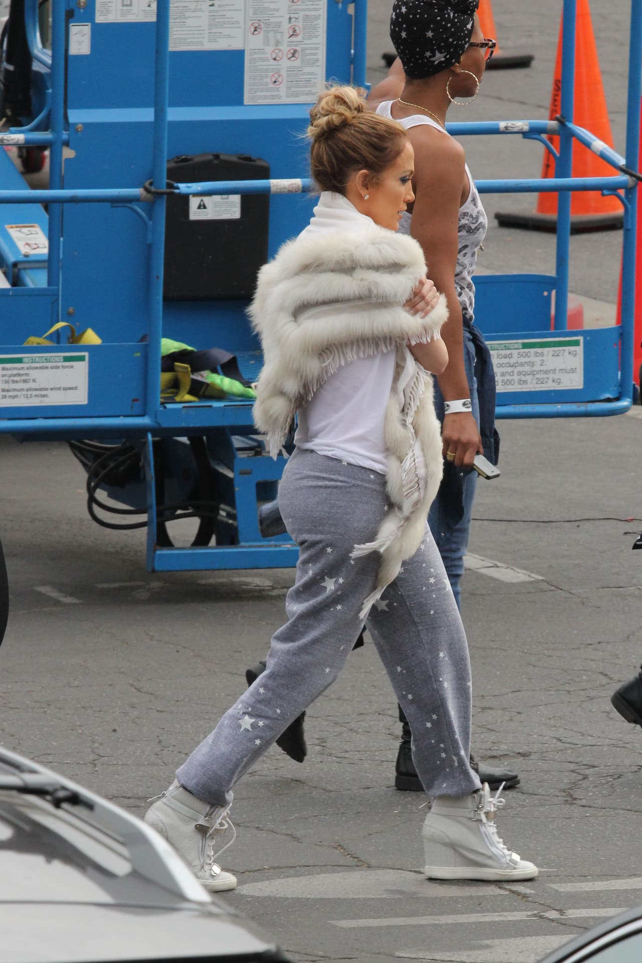 Este atuendo sí que la vuelve loca, pero las zapatillas son un poco extrañas.