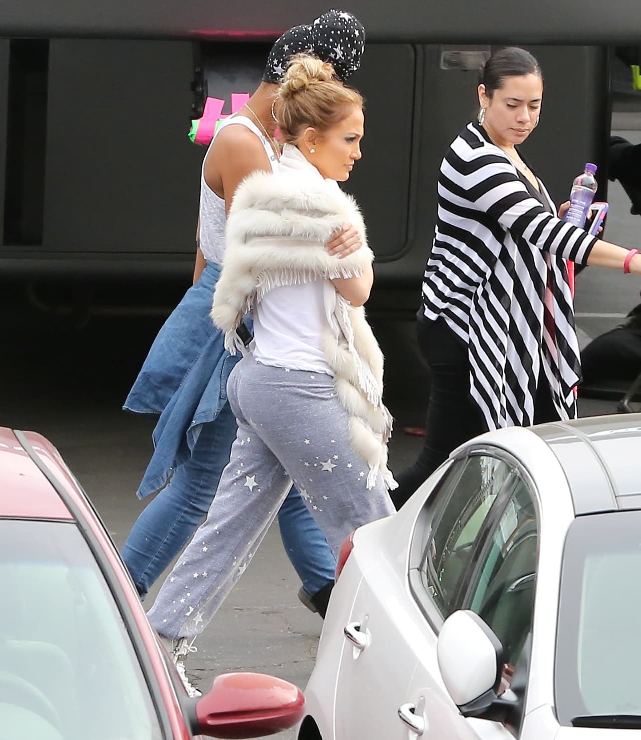 OMG! En algunos momentos prefiere modelitos más reveladores, como estos sweatpants en color gris con los que lució su 'booty'.