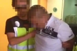 Esta es la imagen que han difundido en redes sociales, supuestamente de la detención de alias Ratón. (Imagen tomada de Twitter).