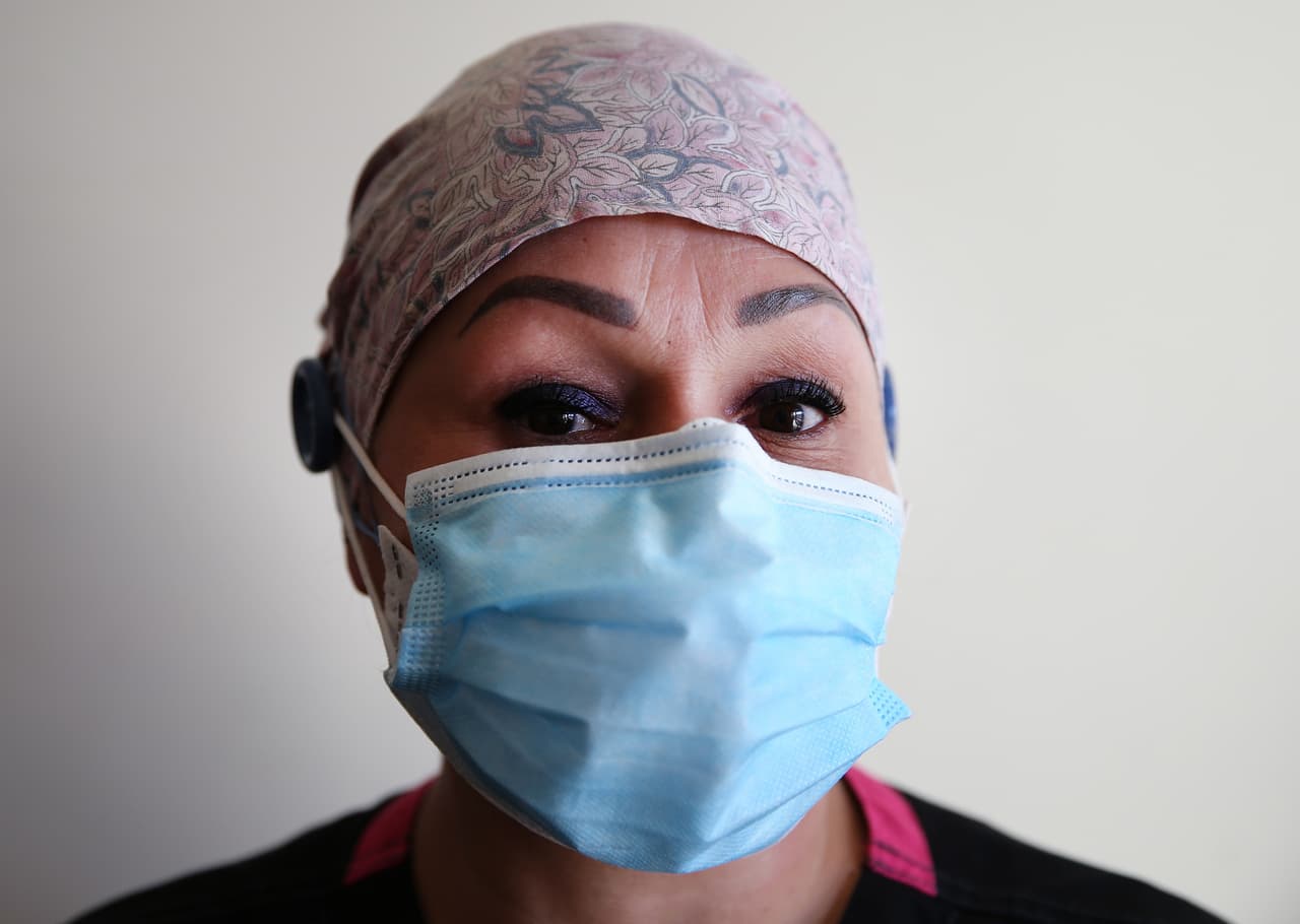 De acuerdo con el estudio, “las neuronas sensoriales que detectan y transmiten el sentido del olfato al cerebro no se encuentran entre los tipos de células vulnerables”.