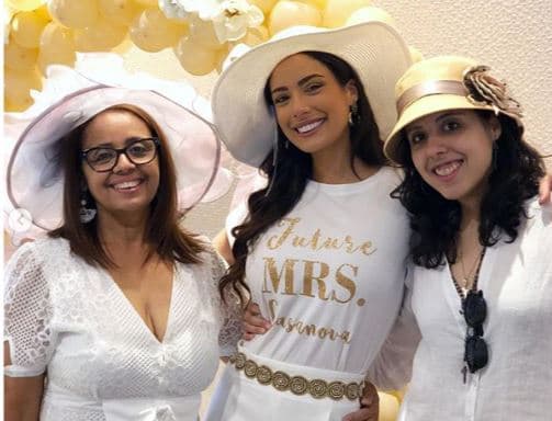 "Pero todo fue posible gracias a un gran equipo de estilismo, flores, diseño conceptual de globos", finalizó en su primera publicación.