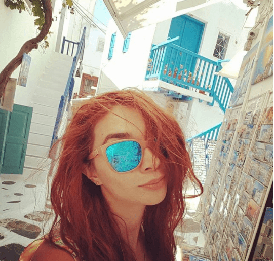 Una de sus pasiones es viajar y en esta instantánea desde Mykonos, Grecia se ve que la pasa de maravilla.