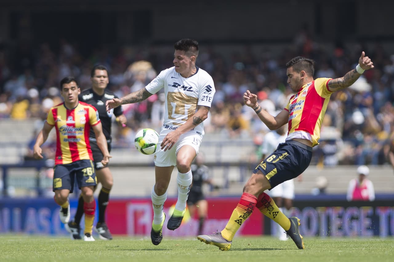 El argentino Juan Manuel Iturbe (centro) marcó el descuento para Pumas (1-2) al minuto 64.