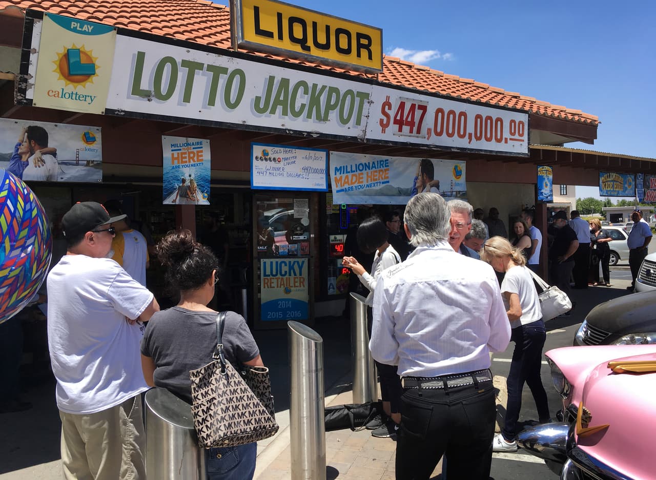 La licorería fue visitada el lunes por residentes de Sun City y la prensa del sur de California.