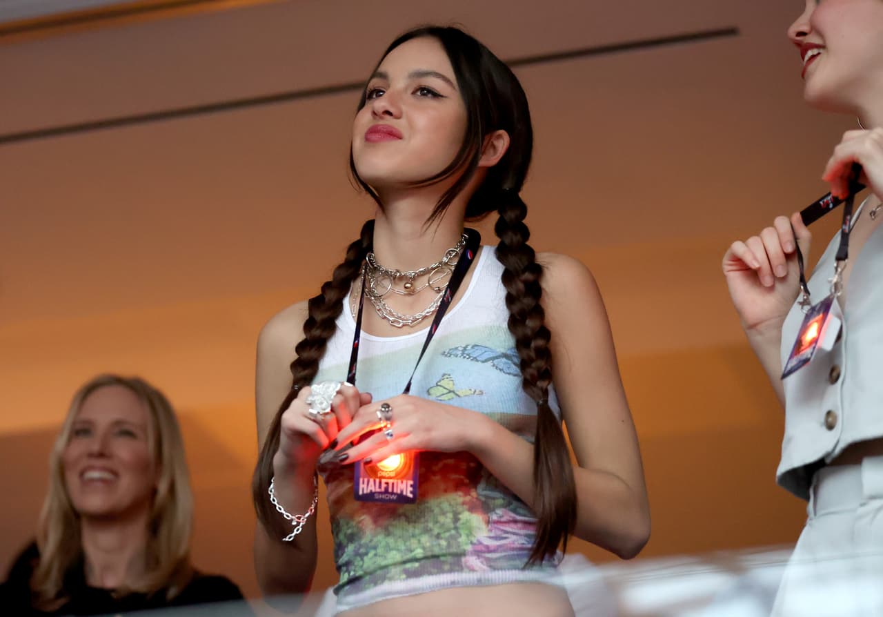 La cantante Olivia Rodrigo apareció en los palcos a los que acudieron muchas celebridades.