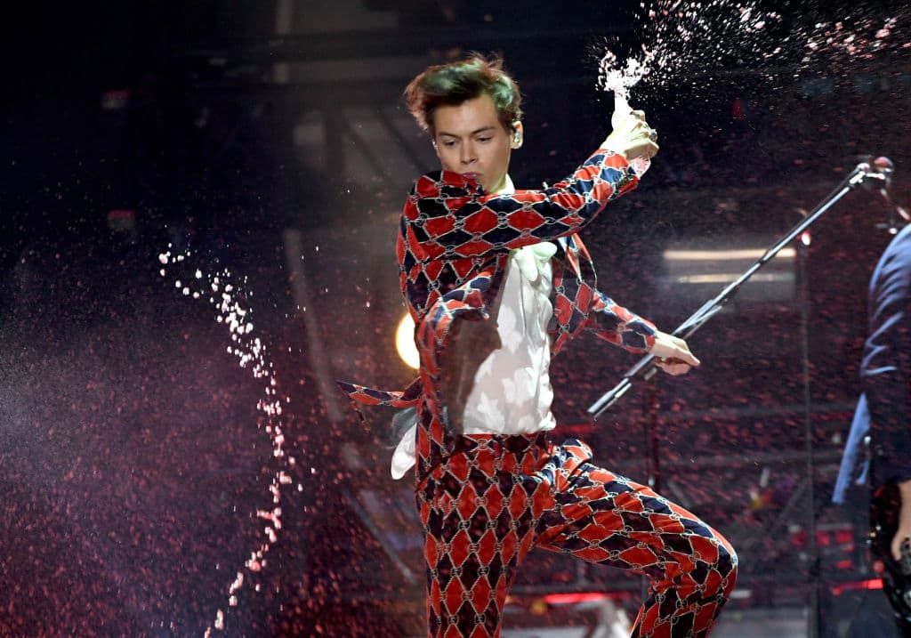 Ve muchas películas románticas y, en particular, disfruta de las películas de Nicholas Sparks.