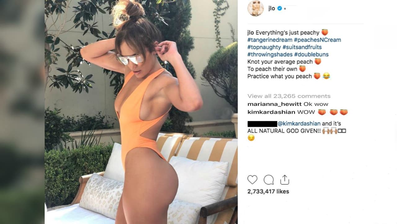 Al igual que lo ha hecho en ocasiones anteriores, Jennifer López presumió sus curvas, provocando que
<b>Kim Kardashian, 12 años menor, le estampara un "wow"</b>, de pura admiración.