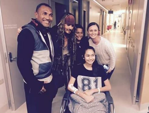 “Fue de habitación en habitación para visitar a todos los niños que no podían levantarse de la cama”, reveló la madre de un pequeño de 7 años internado en el hospital.