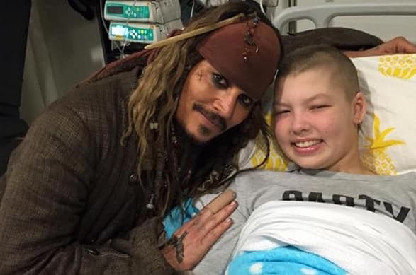 El actor dejó a un lado sus compromisos laborales para darse el tiempo de hacer una buena acción.