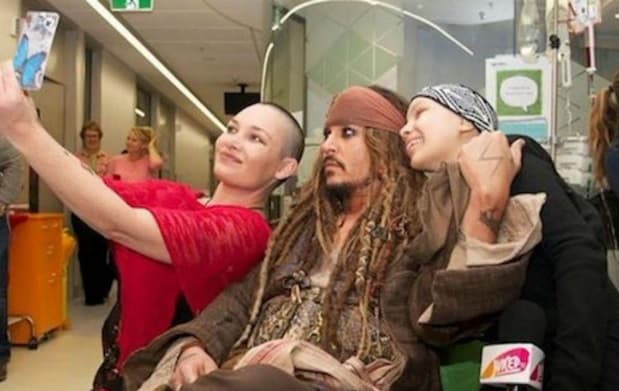 Sorprendió con una inesperada visita a los niños del Lady Cilento Children's Hospital.