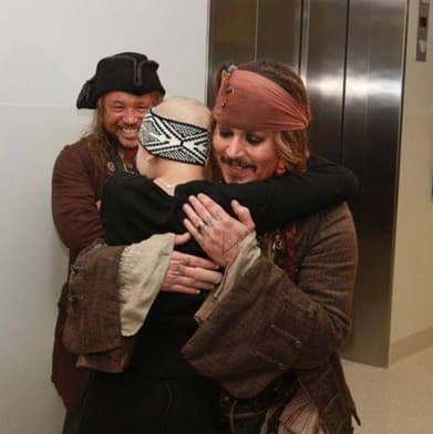 Johnny Depp sacó varias sonrisas dentro de un hospital infantil.