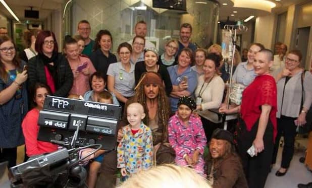 Además de fotografiarse con los niños del lugar, repartieron monedas de oro de juguete.
