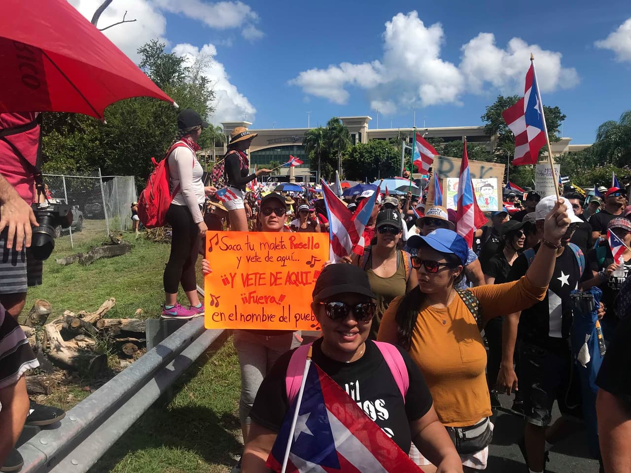 "Saca tu maleta Rosselló y vete de aquí", leía una de las pancartas de las manifestaciones.