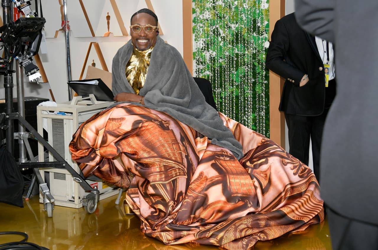 El actor vistió un modelo que llevó por nombre 'Cupola', de acuerdo con
<b><a href="https://www.nytimes.com/2020/02/09/fashion/billy-porter-oscars-royal-kensington.html" target="_blank">The New York Times</a></b>. Fue una pieza hecha a la medida por el inglés Giles Deacon.
<br>