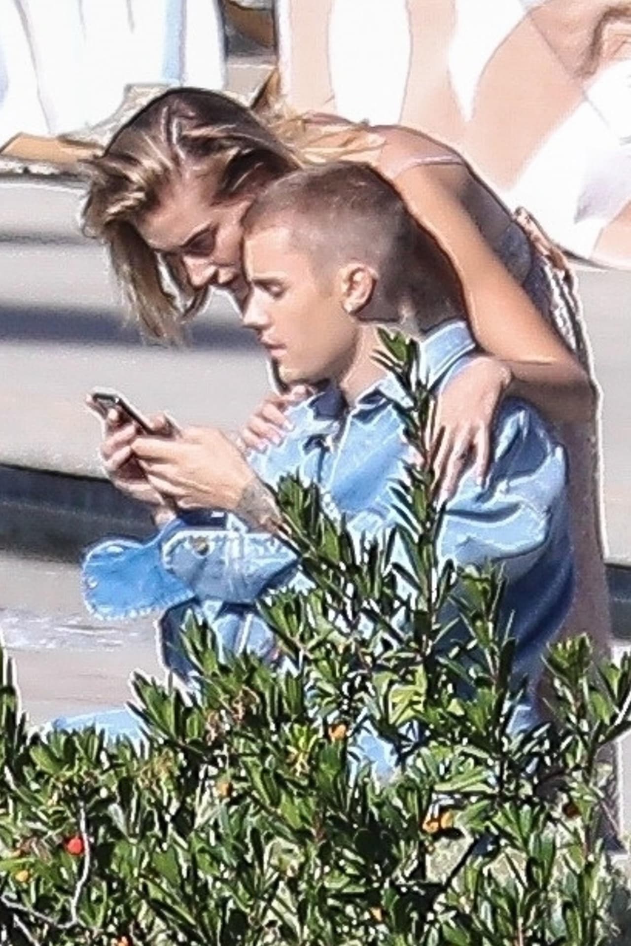 Hailey reveló a Vogue que mientras ella dice "yo pienso qué", Justin Bieber expresa "yo siento que". Para sanar esas diferencias y alcanzar un punto medio ambos buscan ayuda, sobre todo en la iglesia.