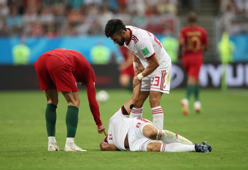 A los 83 minutos Ronaldo cometió una falta, un golpe en el rostro de un jugador iraní. Incluso la agresión se revisó y, CR7 respiró hondo y profundo al ser amonestado, pintaba para roja.