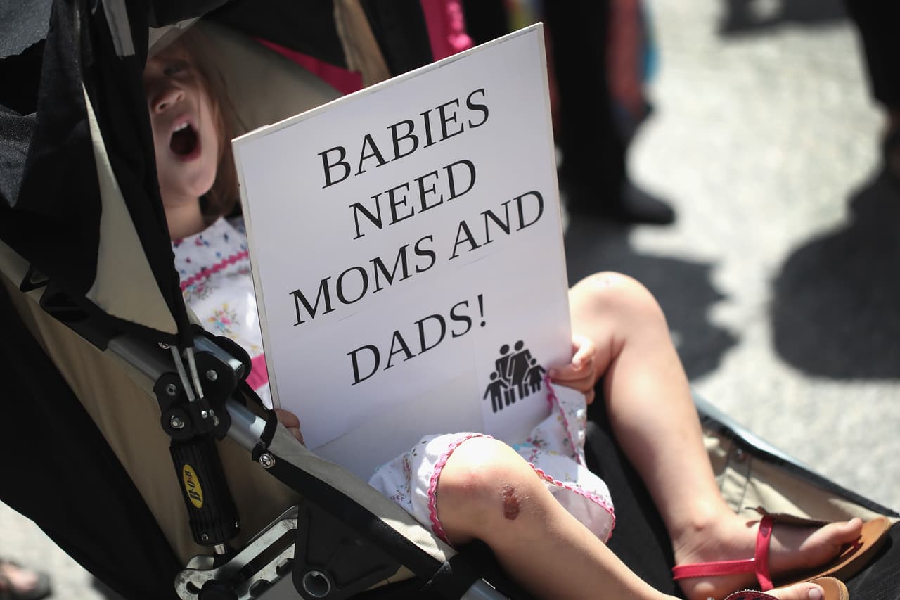 El anuncio de "tolerancia cero" a la inmigración hecho por el fiscal Jeff Sessions ocasionó que algunos niños que cruzaban la frontera fueran separados de sus padres y enviados albergues a cientos de millas de distancia.