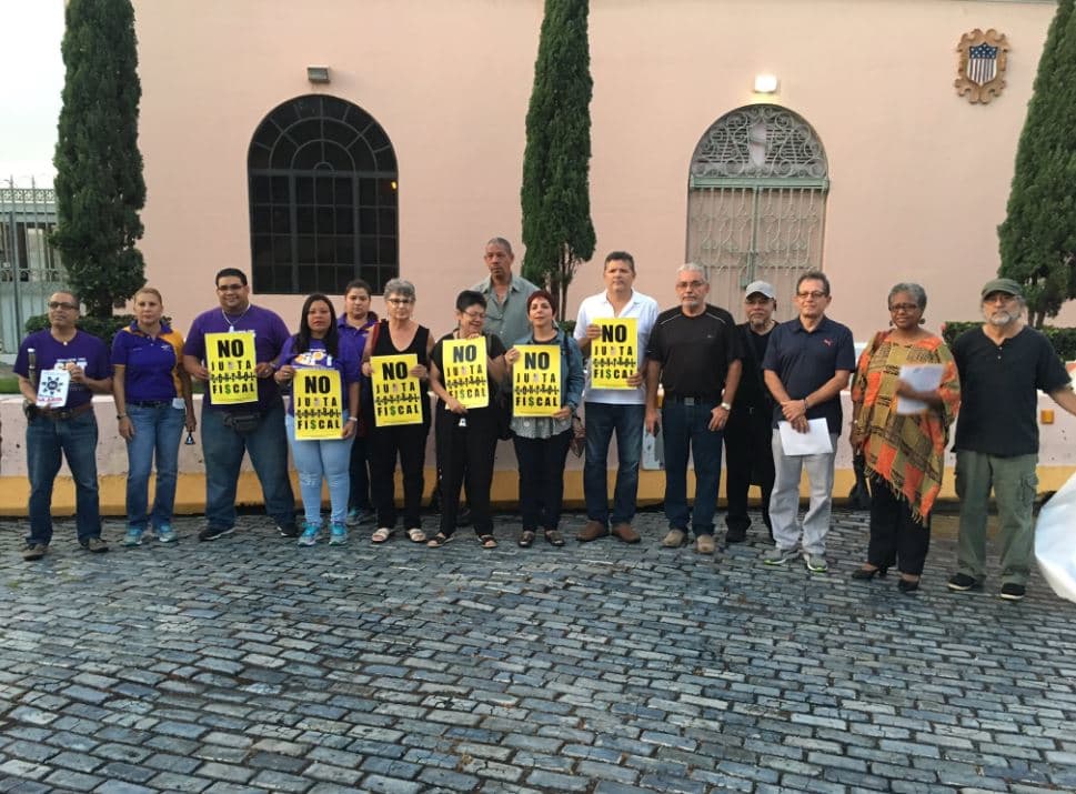 Desde tempranas horas de la mañana, decenas de personas se dieron cita en las afueras del edificio Alexander Hamilton del Servicio de Aduanas, como en San Juan, donde la Policía ha detenido a cinco personas.