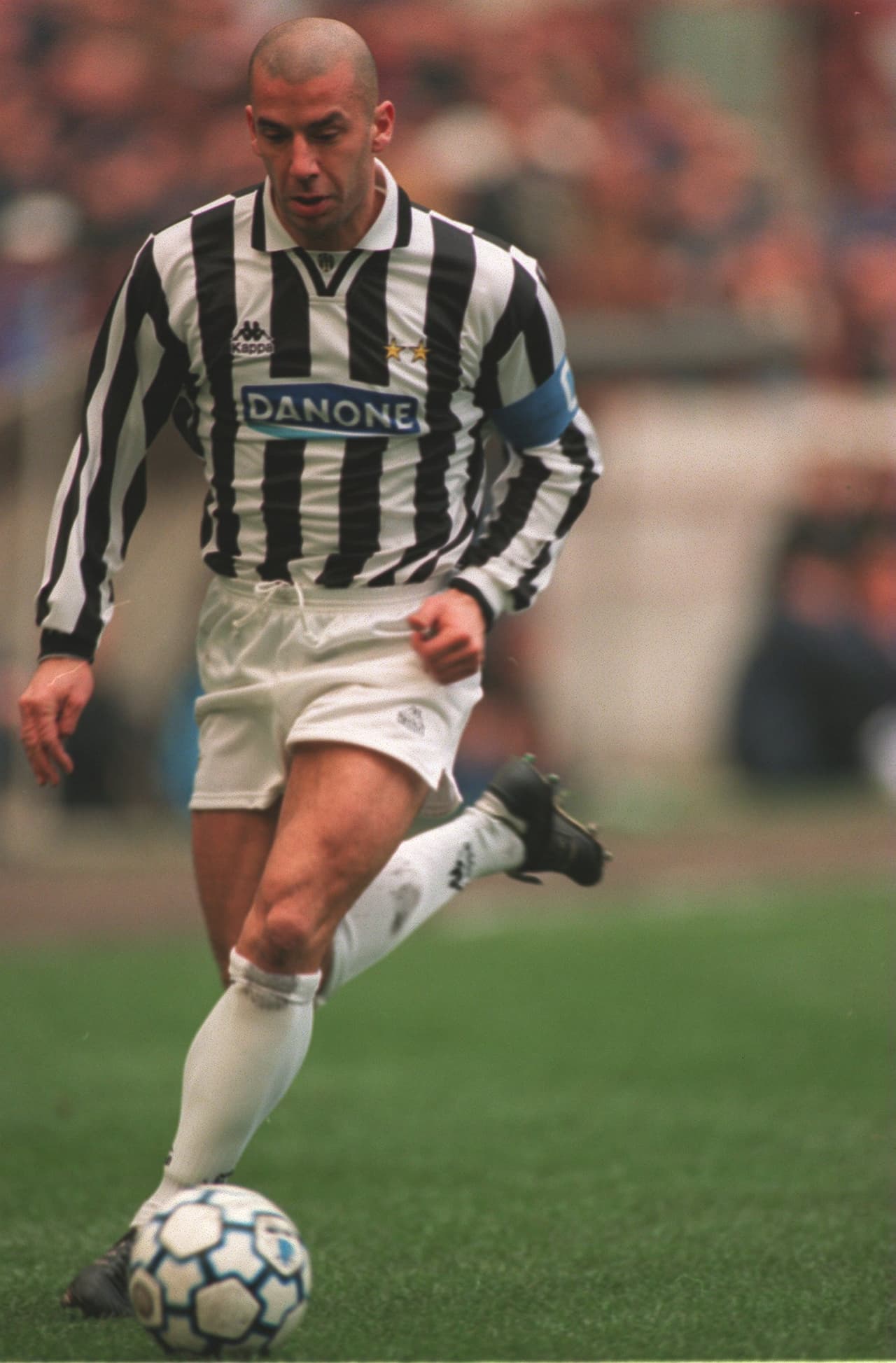 El italiano Gianluca Vialli pasó de la Sampdoria a la Juventus por algo así como 17 millones de euros. En el mercado actual serían unos 33,4 millones.