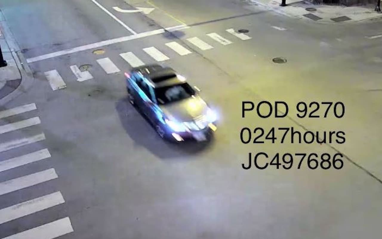 La policía de Chicago hizo públicas las imágenes del presunto vehículo manejado por los sospechosos.