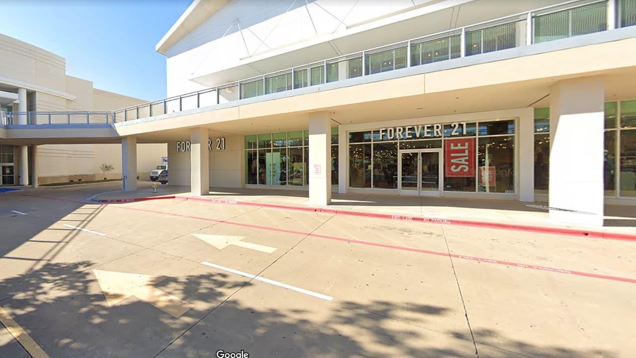 La tienda en el centro comercial Stonebriar Centre, en Frisco.
<b><a href="https://www.google.com/maps/place/2601+Preston+Rd,+Frisco,+TX+75034/@33.0992326,-96.8136773,17z/data=!3m1!4b1!4m5!3m4!1s0x864c3ce9a6f652ed:0xf8a67ba595f83953!8m2!3d33.0992281!4d-96.8114886" target="_blank">2601 Preston Road, Frisco, TX, 75034 </a></b>