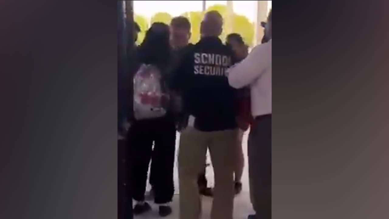 Arrestan a un hombre por empujar a una estudiante en protesta antimascarilla afuera de una secundaria