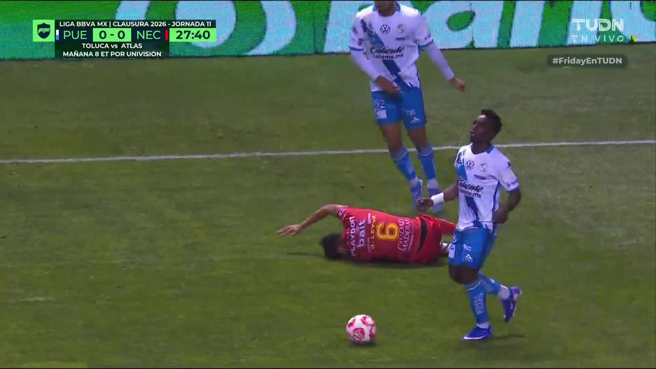 ¿Era roja? La falta de Navarro desata la polémica