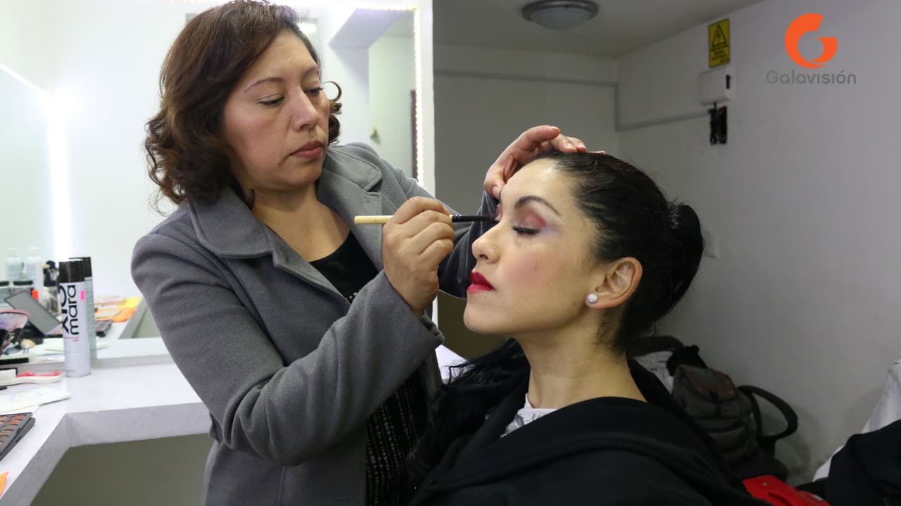 Nora Marines en proceso de maquillaje para iniciar grabaciones.