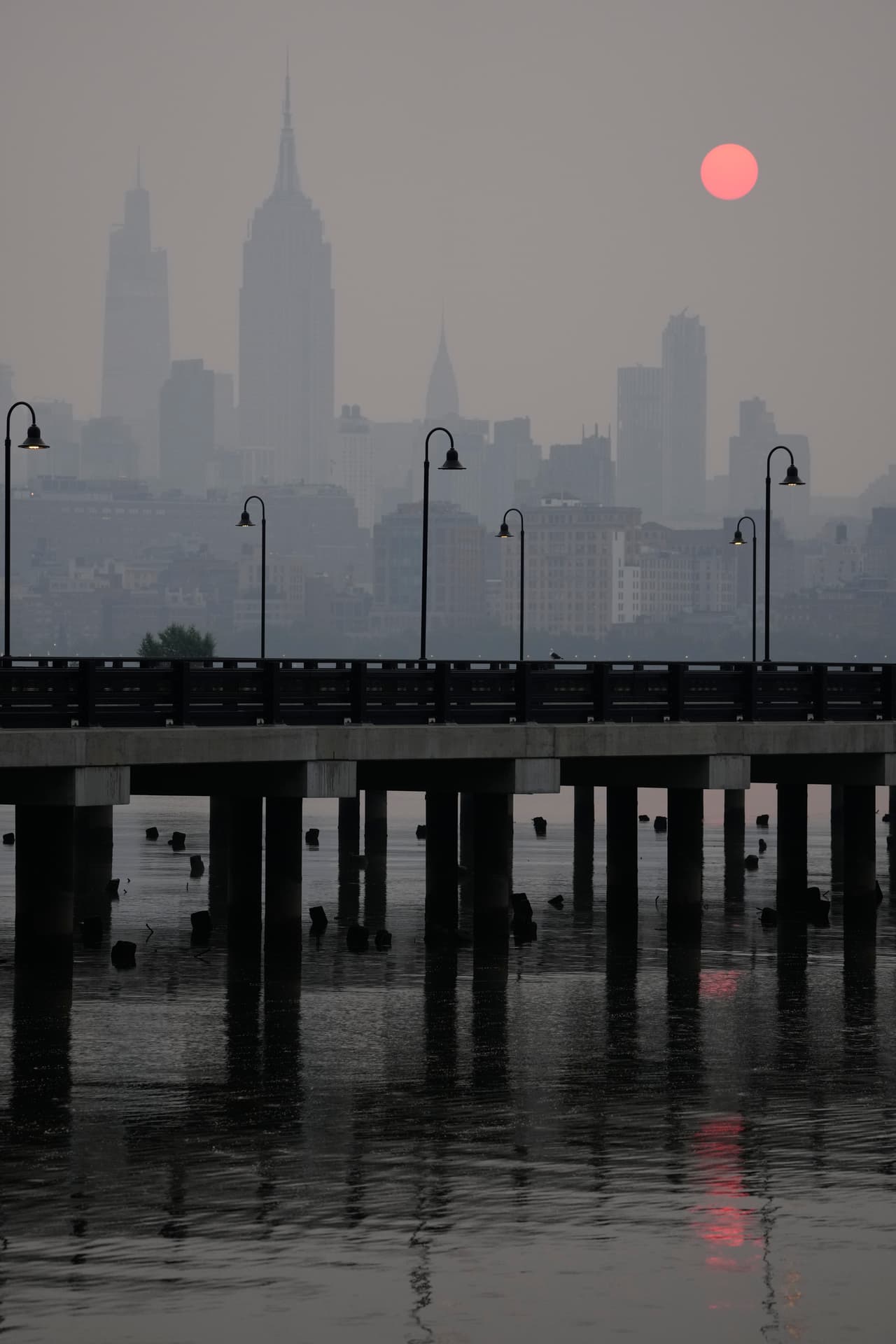Un horizonte brumoso de la ciudad de Nueva York visto desde Jersey City.