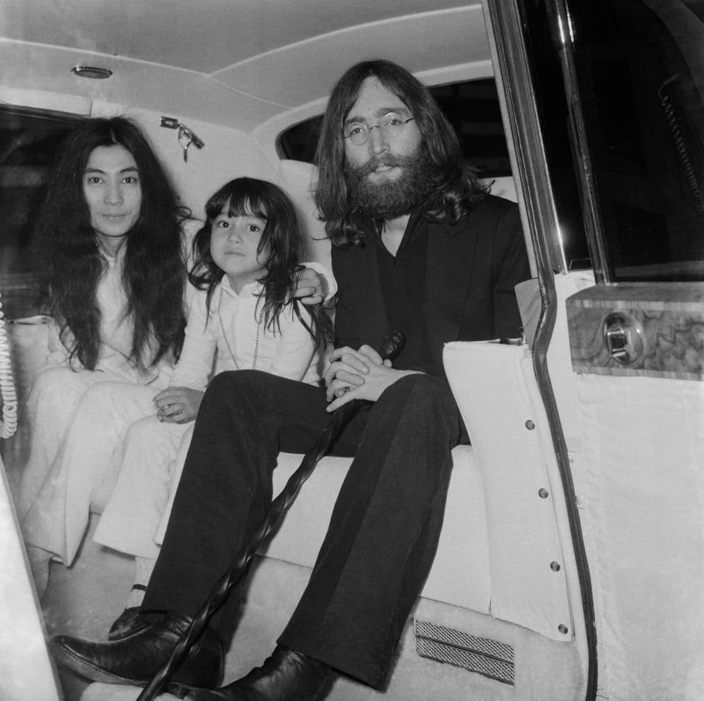 Sin embargo, ellos fueron hasta la guardería, donde estaba la hija que
<b>Yoko Ono</b> tuvo con Anthony Cox y se la llevaron.
