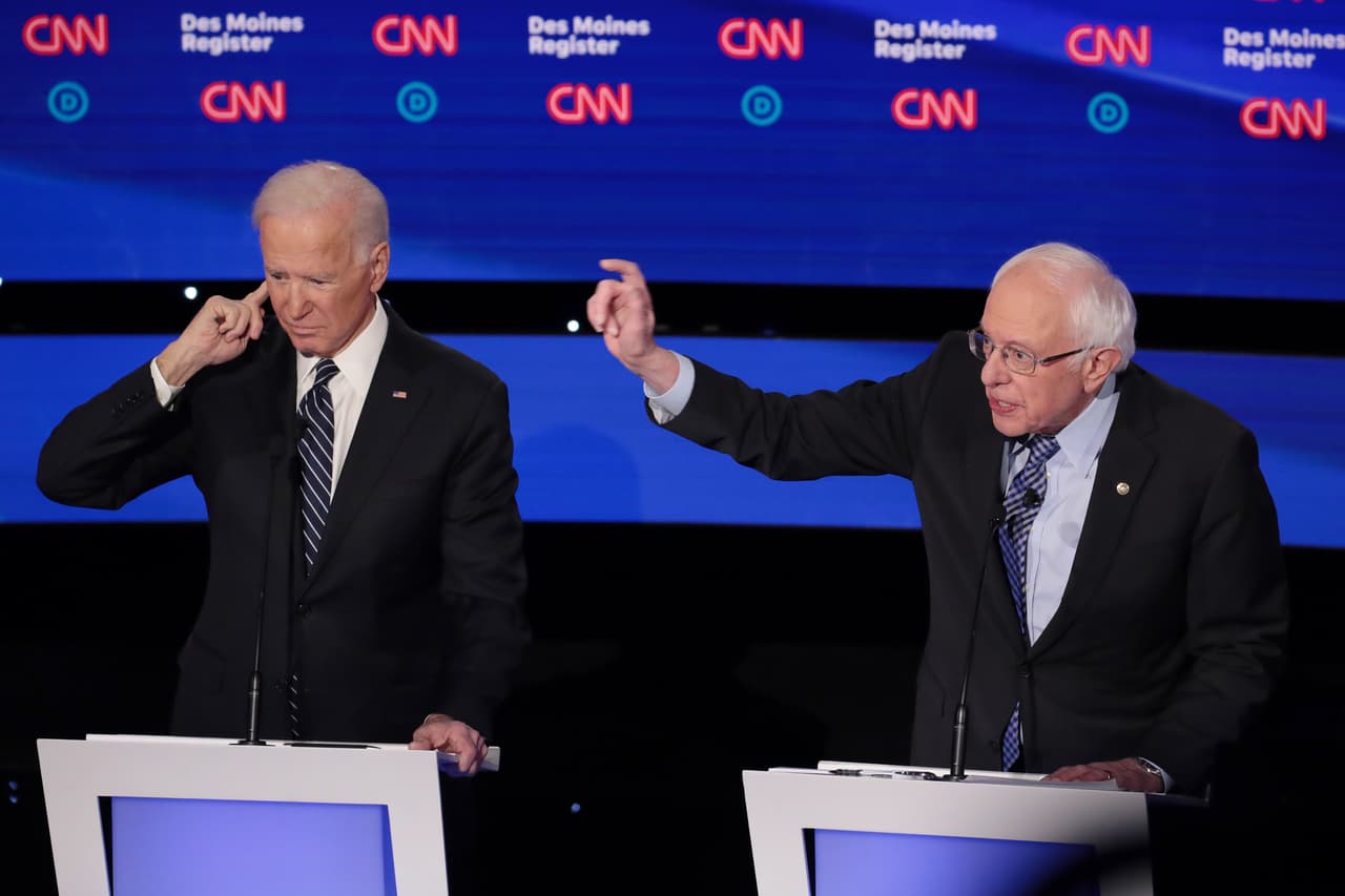 El senador progresista Bernie Sanders arremetió este martes contra el favorito, 
<a href="https://www.univision.com/temas/joe-biden">Joe Biden</a>, en política exterior y comercio cuando el primero le reclamó al exvicepresidente el voto en 2002 a favor de la guerra contra Irak. Biden intentó defenderse diciendo que aquella fue una decisión equivocada, pera más adelante recalcó que fue el gobierno de Obama, del cual formó parte, quien fraguó el acuerdo nuclear con Irán, que abandonó la administración Trump. Más tarde ambos aspirantes volvieron a chocar en el tema de salud.
