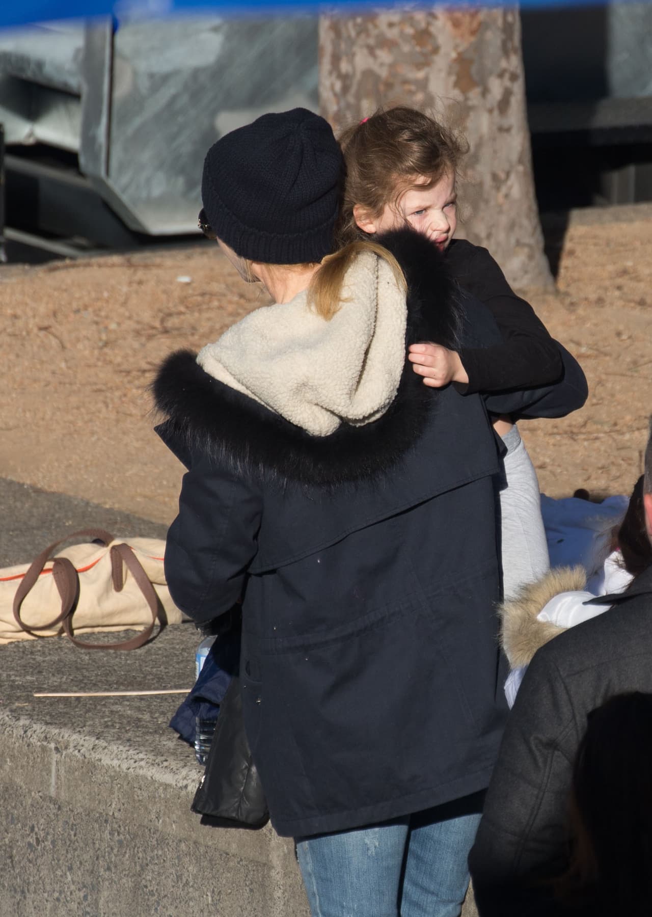 Cargando a las chiquitas.