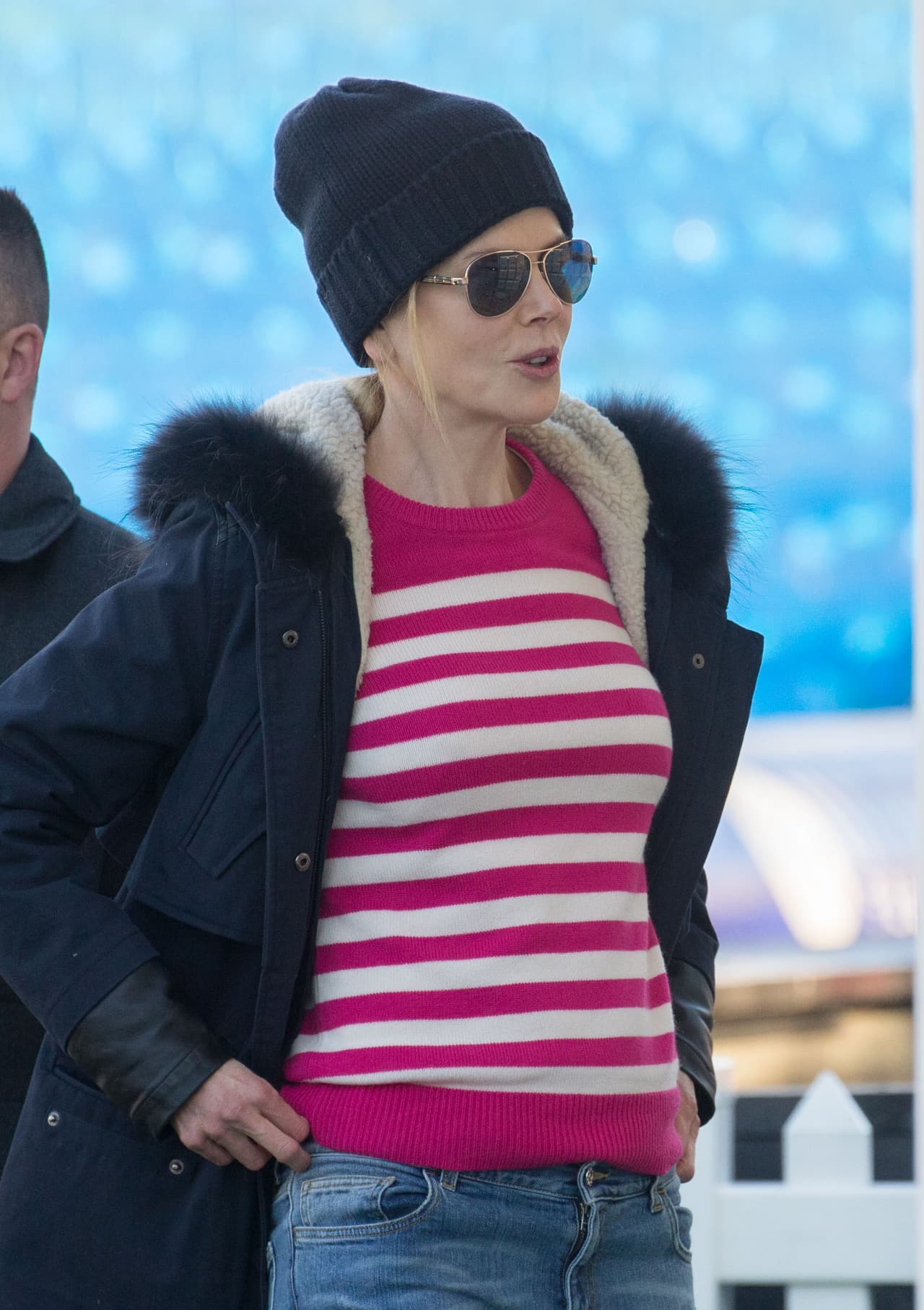 Usó un suéter rayado rojo con abrigo y gorro.