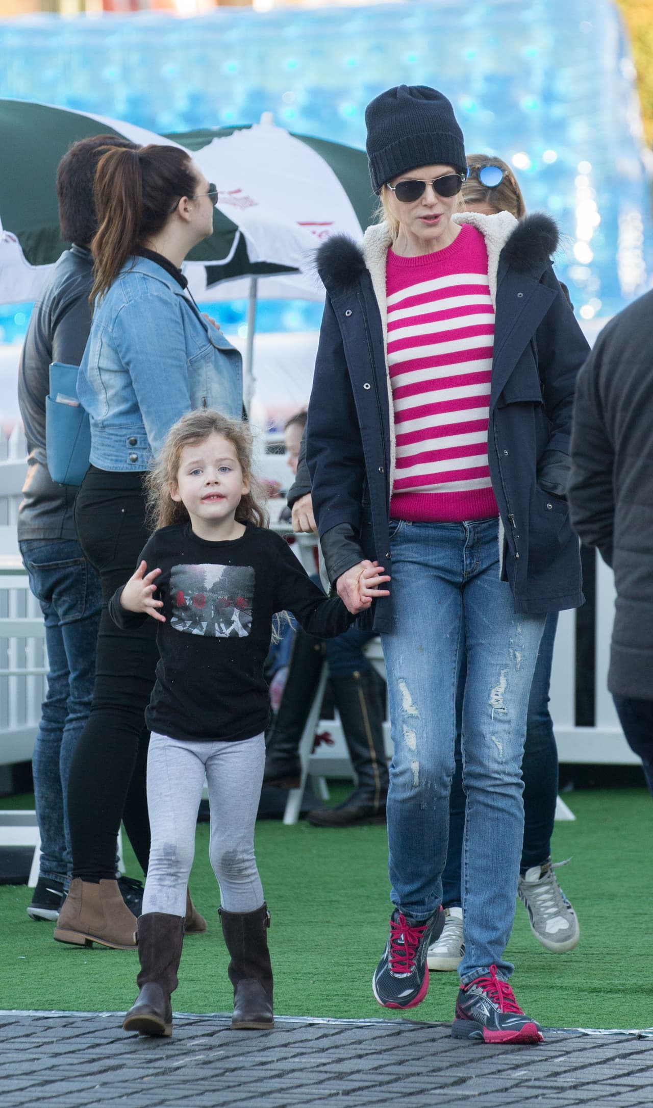 Y estuvo paseando feliz con sus dos pequeñitas.
