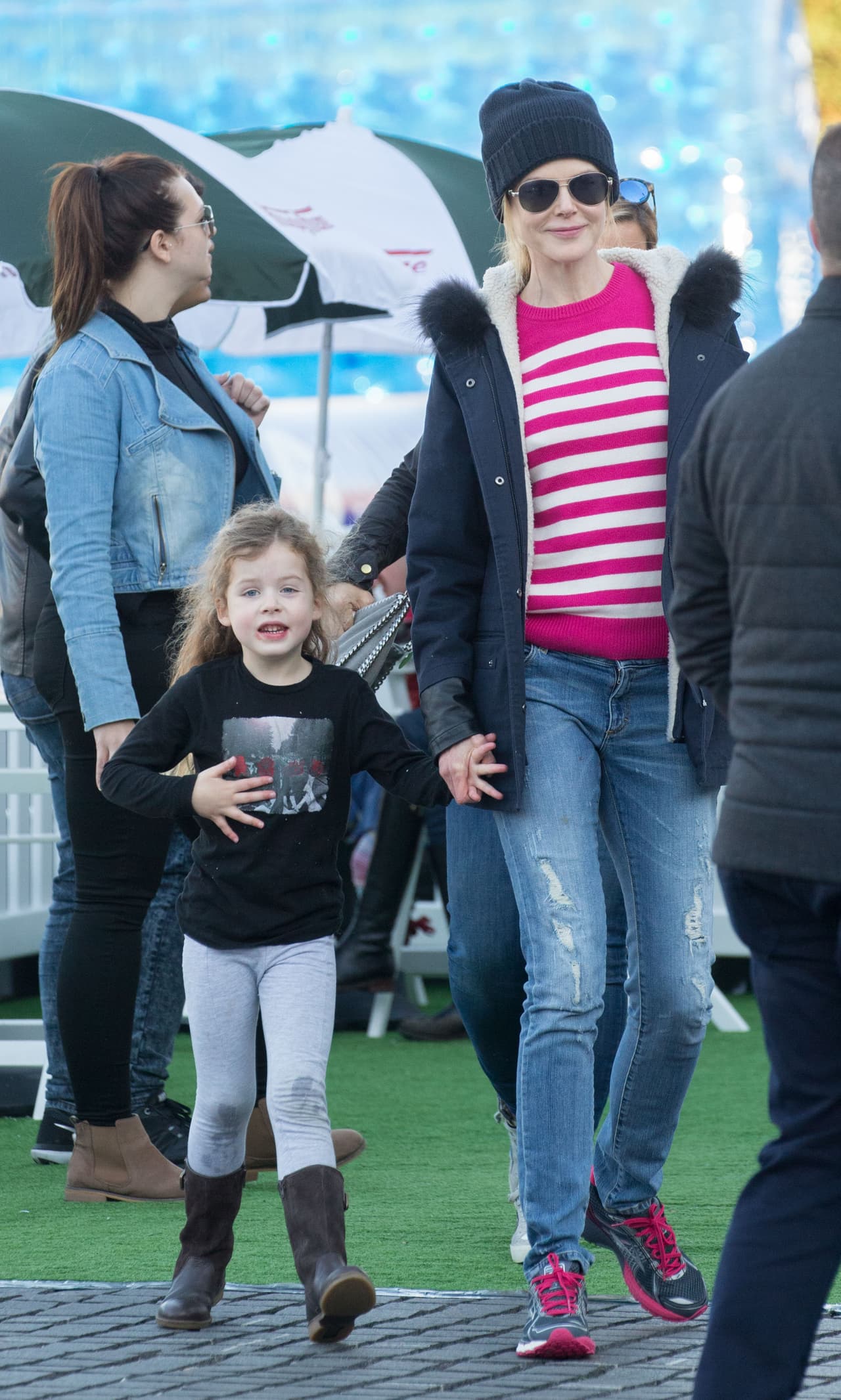 Nicole con Sunday Rose, Faith Margaret y su sobrina.