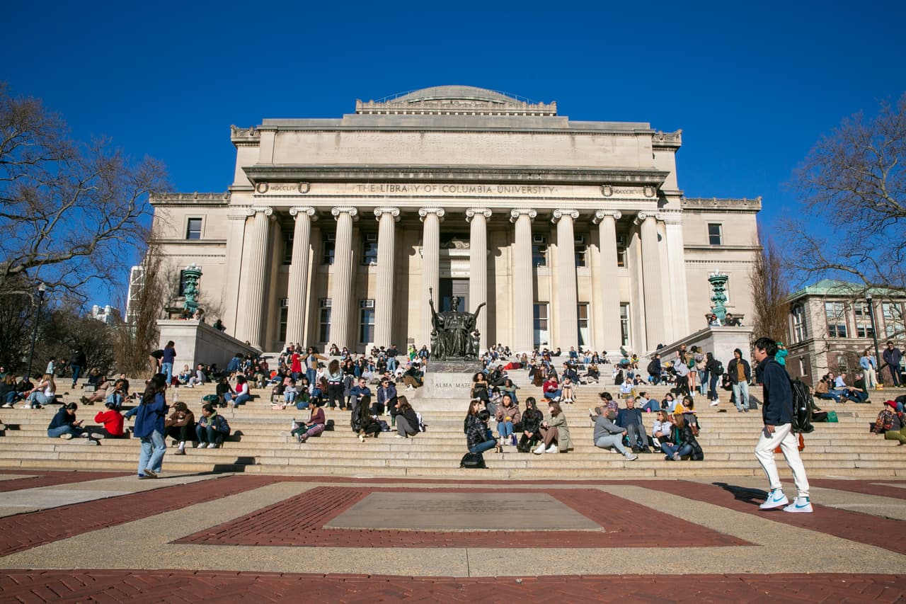 Estudiantes sentados en la escalinata delantera de la Biblioteca Low Memorial en el campus de la Universidad de Columbia en Nueva York, 10 de febrero de 2023.