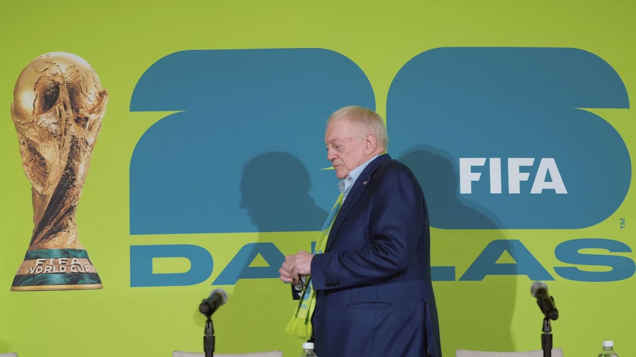 El propietario de los Dallas Cowboys, Jerry Jones, llega para hablar con los periodistas tras conocerse el calendario de partidos de la Copa Mundial de la FIFA 2026 de fútbol durante un acto en el estadio AT&T de Arlington, Texas, el domingo 4 de febrero de 2024.