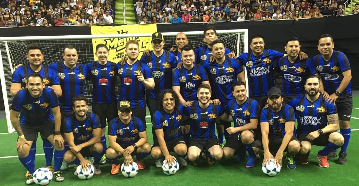 Toda una fiesta de música y futbol se vivió en Monterrey, Nuevo León. Este es el equipo norteño, conformado por músicos de Los Rojos, La Firma, La leyenda, así como Leandro Ríos y Elías Medina, entre otros.