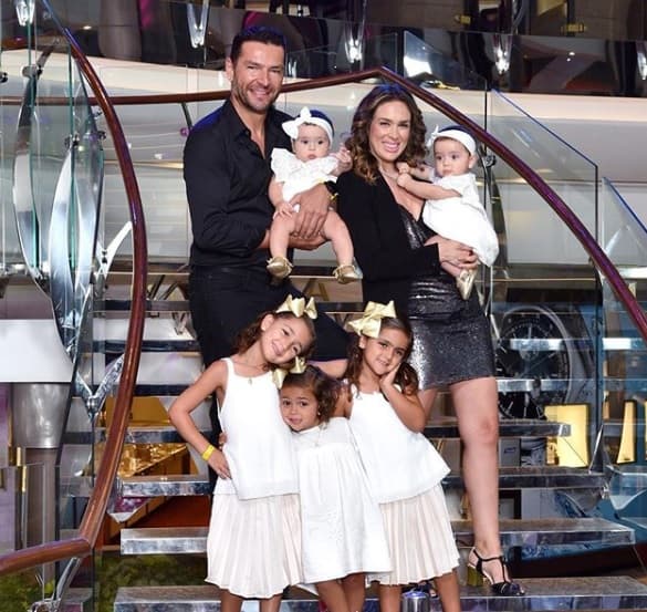 <b>Jacqueline Bracamontes</b> está casada con el empresario y corredor de autos 
<b><a href="https://www.univision.com/programas/novelas/jacqueline-bracamontes-celebra-6-anos-de-casada-con-martin-fuentes-asi-inicio-su-historia-de-amor-fotos#fd9309530001" target="_blank">Martín Fuentes</a></b> desde 2011 y juntos han procreado a sus 
<b><a href="https://www.univision.com/shows/despierta-america/jacqueline-bracamontes-y-marjorie-de-sousa-hablan-sobre-lo-que-significan-sus-madres-en-sus-vidas-video" target="_blank">cinco hijas</a></b>: Carolina, Jacqueline, Renata y las mellizas Emilia y Paula.