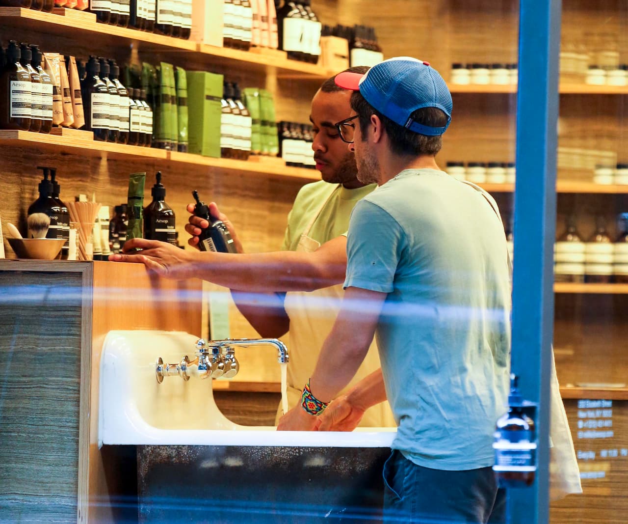 Gael se lavó las manos y probó varios de ellos.