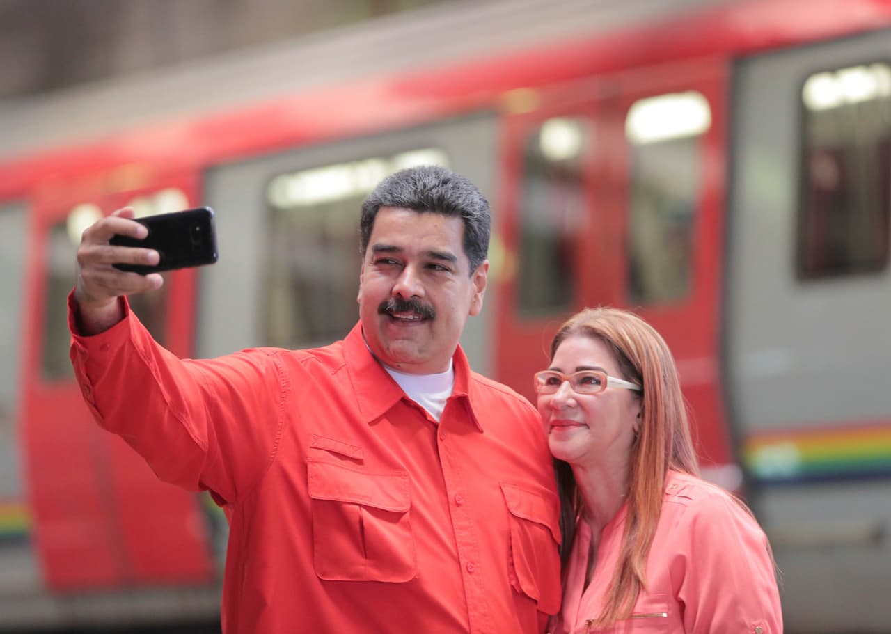 Resucitan la cuenta de Twitter de Chávez y Maduro pide a sus seguidores compromiso de voto por escrito