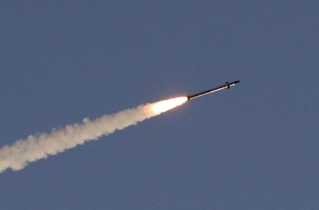 <b>El misil, que es lanzado verticalmente desde las unidades estáticas, viaja a la caza de sus objetivos</b>. El sistema, según se ha probado en una decena de ocasiones en diferentes conflictos, puede lanzar múltiples misiles con objetivos distintos.