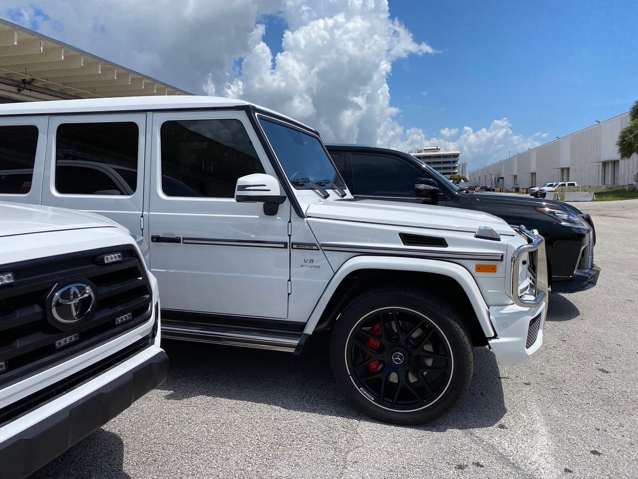 Entre los vehículos en exhibición se encontraba un SUV Mercedes Biturbo por el valor de $150,000.